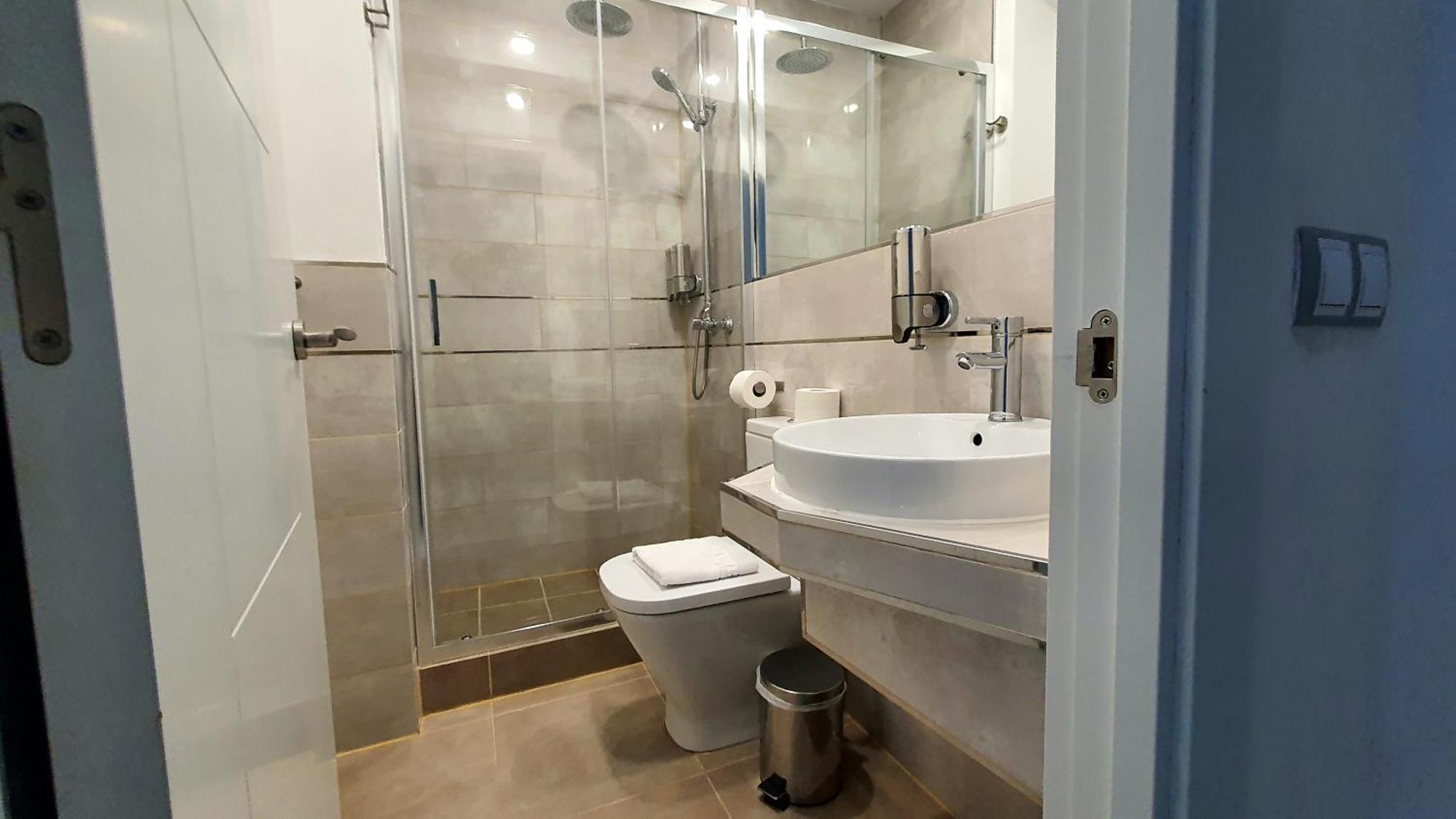 Hostal Met Madrid Extérieur photo