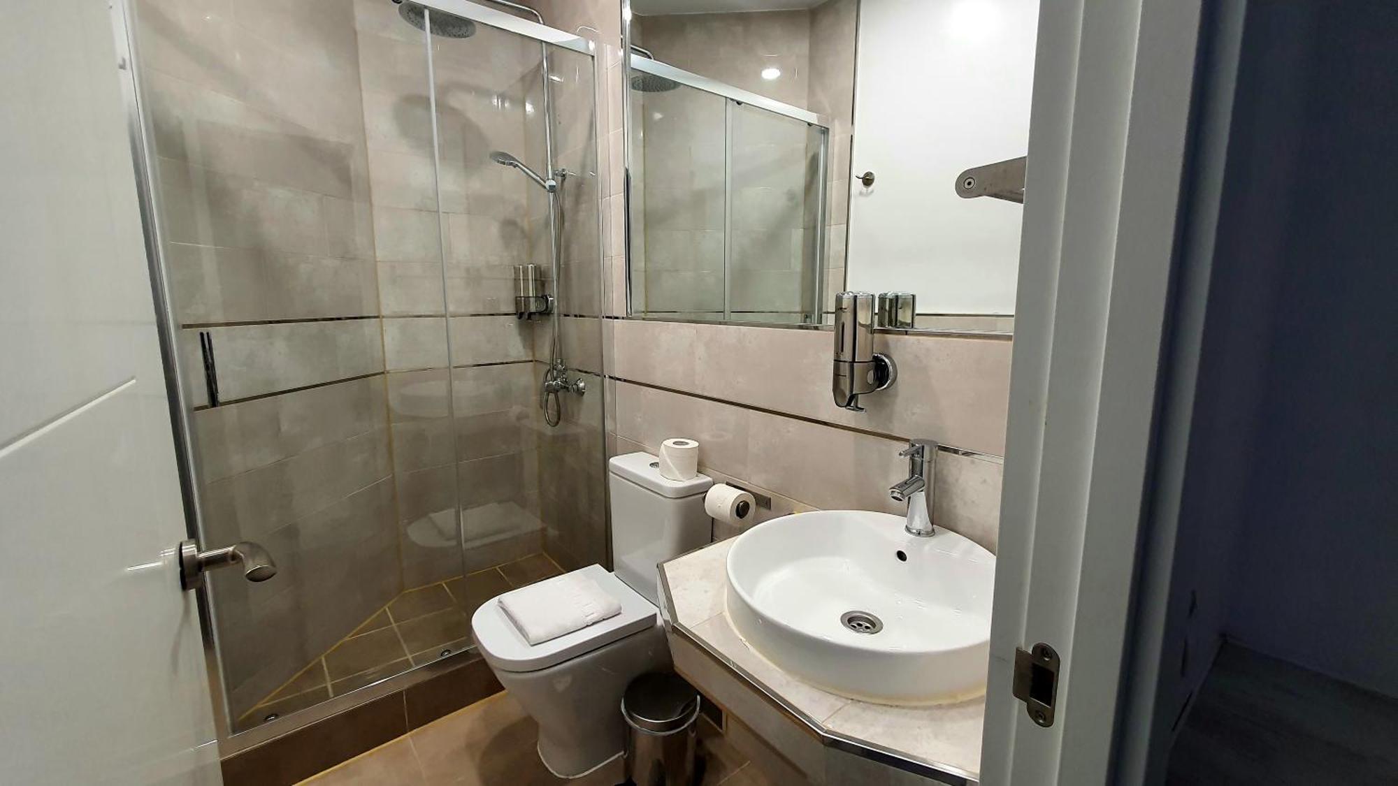 Hostal Met Madrid Extérieur photo