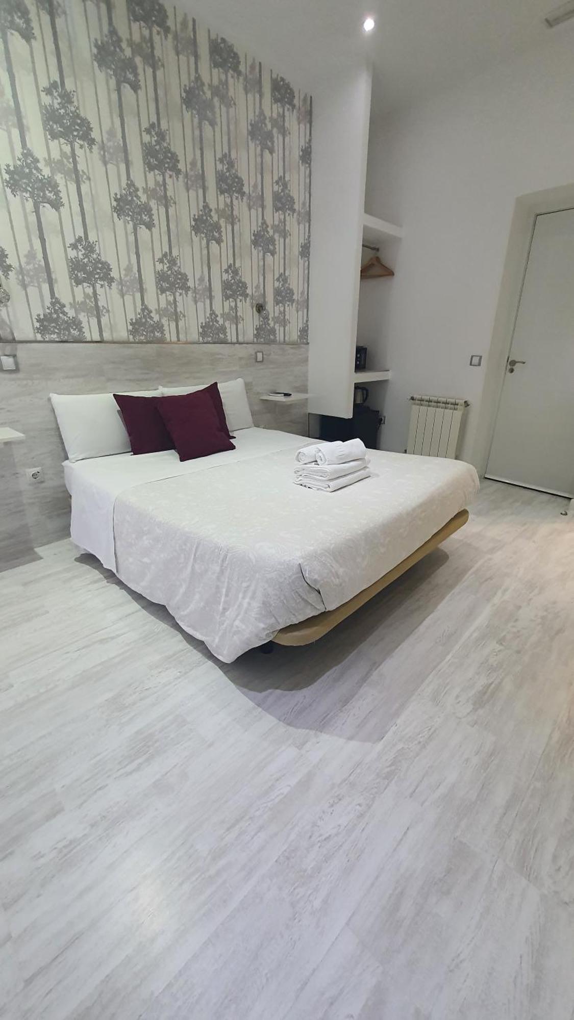 Hostal Met Madrid Extérieur photo